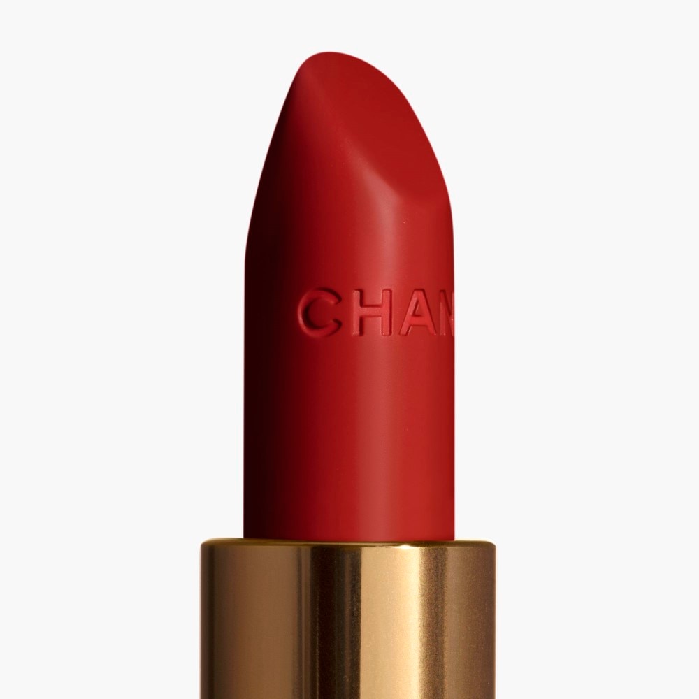 LA BARRA DE LABIOS SATINADA DE LARGA DURACI&Oacute;N, TRATAMIENTO HIDRATANTE Y ALISANTE